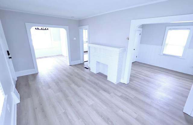 1490 Hillside Terrace - Pet-Friendly Home with Bright Open Layout