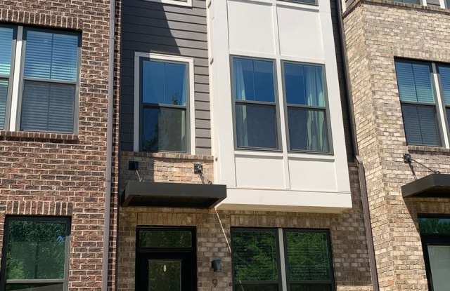 Beautiful Three Bedroom Townhouse!