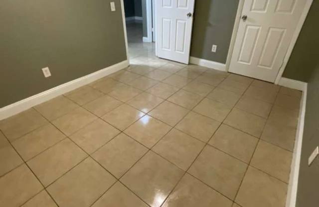 Palm River 2/1 Duplex- Move-In Ready! Apply FOR FREE today!