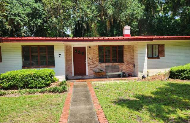 Photo of 4 bedroom 2 bath near the University of Florida law school