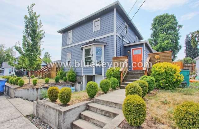 2 Bed, 1 Bath Unit in Triplex on Grant Street in Vancouver