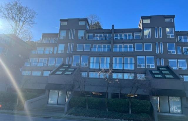 Live on Lake Union. 2 bedroom, 2 bath condo with spectacular views.