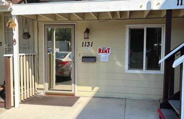 No Utilities Studio apartment with full Kitchen and Laundry