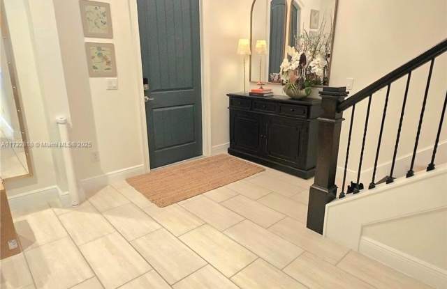 8877 LAKESHORE POINTE DR