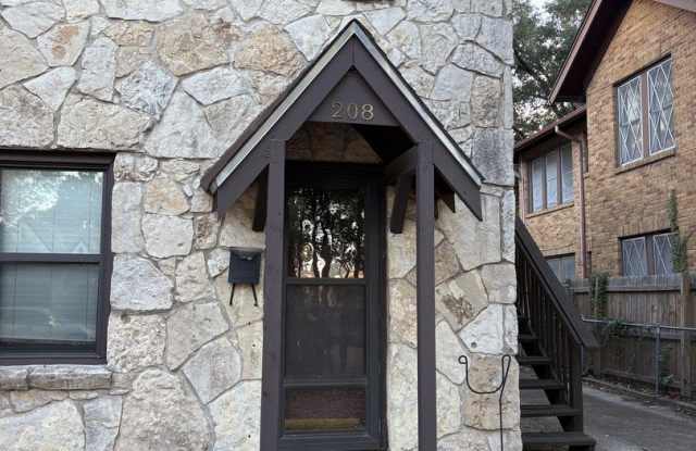 210 E Lullwood Ave unit: 208