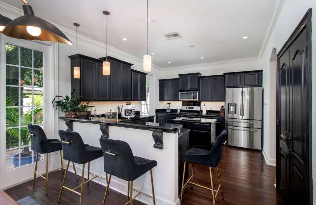 2 Story, 2 Bed/2.5 Bath, Pool Home Plus Office in Altaloma Heights AVAILABLE NOW!