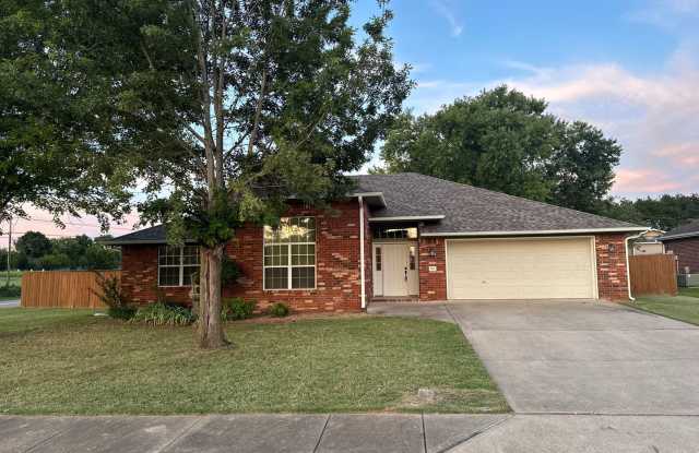 Available August 1st! 3-Bedroom, 2-Bathroom Home in East Rogers