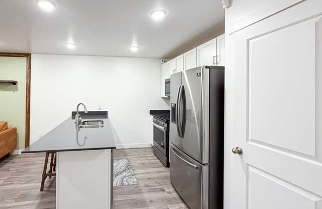 86 North Monitor Row