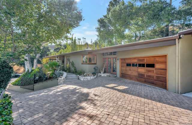 HOLIDAY SPECIAL***2 WEEKS FREE** 3 Bed/2 Bath Oasis in Royal Woods - Available Now