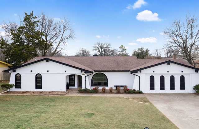 4 bedroom home for rent with pool!