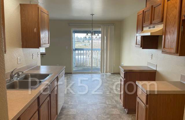 $250 OFF!! 2 Bedroom Tacoma Triplex Apartment