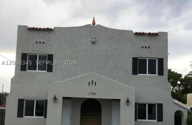 1700 NW 22 CT