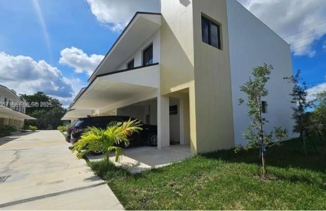 Photo of 574 NW 7th St