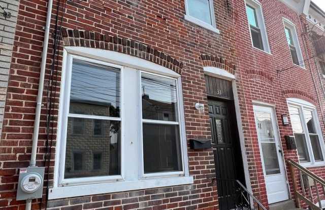 33 Front Street