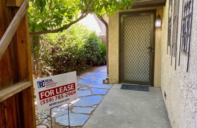 $1,795 Blackstone  Sierra, 2 Bed Condo + Loft - W. Sierra Ave, Fresno / Community Pool