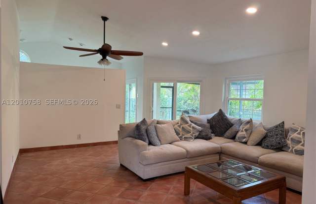 1407 Seagrape Cir