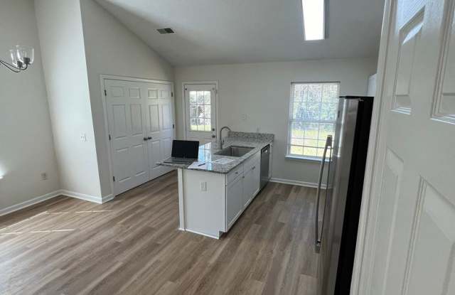 Move-in Ready! Charming 3 Bedroom 2 Bathroom home in Effingham County, GA