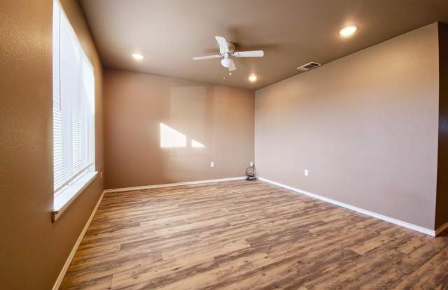 PRE-LEASE SPECIAL: Cozy 3-Bedroom, 2-Bathroom Home with Garage in East Lubbock