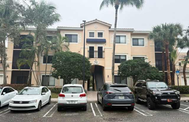 Palm Beach Gardens, Updated large two bedroom two bath with an outdoor patio!