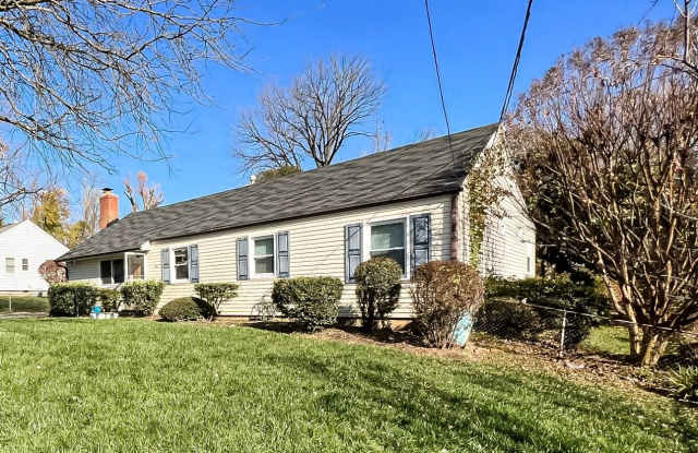 Cheerful 3 Bedroom 2 Bathroom With Office And Spacious Fenced Yard In Beautiful Pimmit Hills