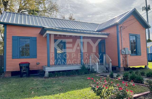 2 Bedroom, 1 Bathroom House is Available Now!