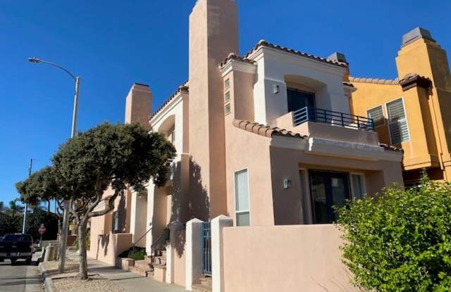 3 Blocks To The Beach! 3 Bedroom 3.5 Bath Home With Roof Top Sun Deck,