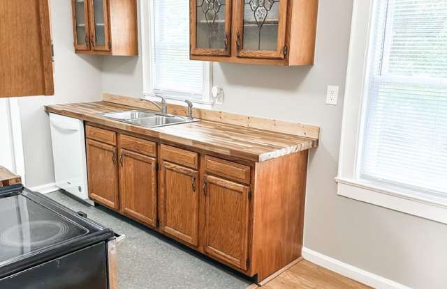 HALF OFF 2ND MONTH RENT IF MOVE IN END OF DECEMBER! Charming 2 bedroom, 1 bathroom home located in the heart of East Knoxville.