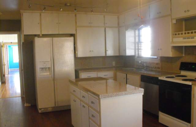 CLASSIC HOME CORNER LOT HARDWOOD FLOORS