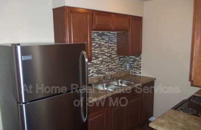1306 E McDaniel