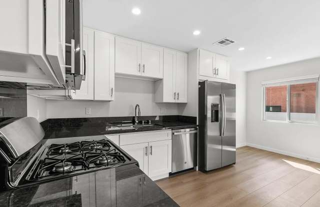 1902 N Hollywood Way