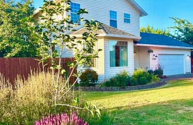 Large 3 Bedroom, 2 Bath Home in McMinnville- Dog Friendly, Landscaping Included