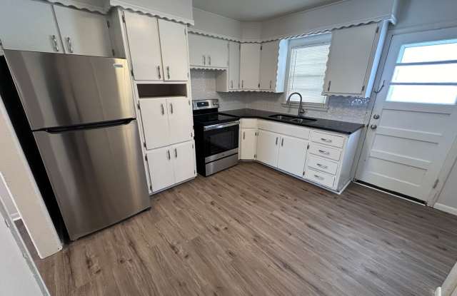 $795 - 2 bedroom / 1 bathroom - Newly remodeled Duplex