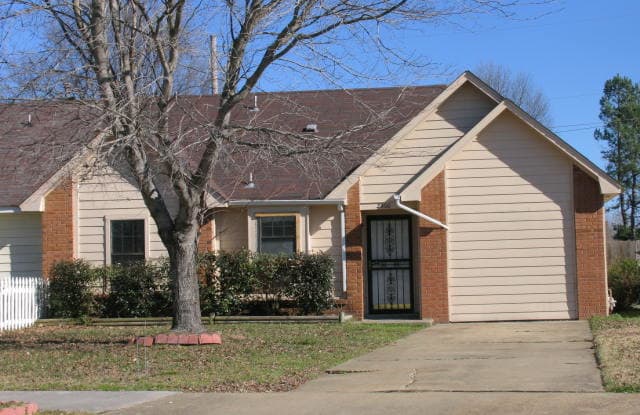 2300 Hometown Dr - 2300 Hometown Drive, Memphis, TN 38133