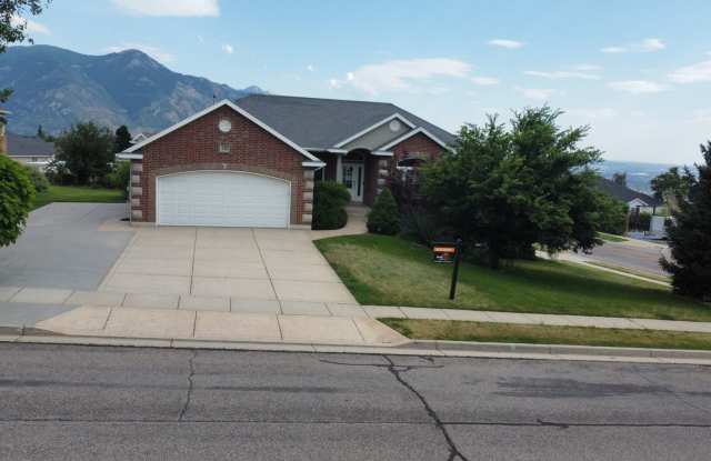 Photo of 5 bdrm 3bth Home 3 Car Garage Some utilities included