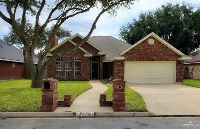 Photo of 504 E Wisteria Avenue