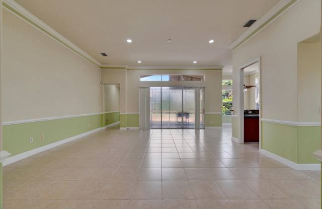 Convenient Central Location - 4 Bedroom + Den , 2 Bathroom Home