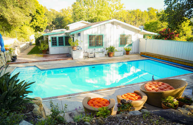 Photo of 704 Ladera Lane