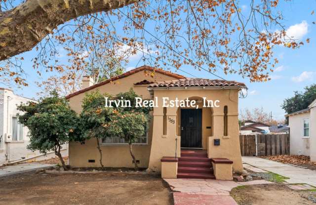 Nice 3 Bedroom and 2 Bath House with Backyard