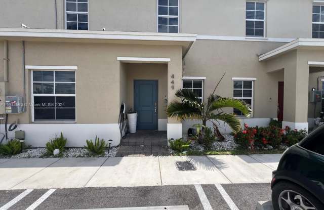 449 NE 4th St