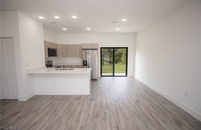 1150 Darling Street E