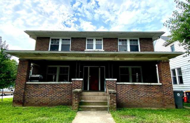 ***AVAILABLE AUGUST 2027***5 Bed 2 Bath House 1 block from Kirkwood