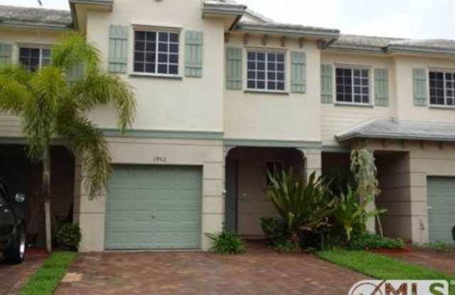 Large Townhouse with Garage