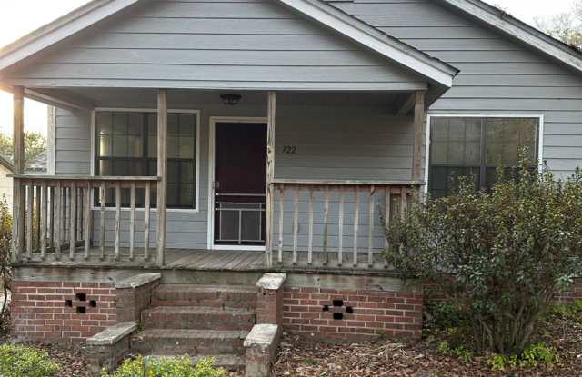 3 bedroom 2 bath house in Midtown! Available NOW!