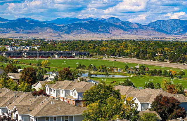 Spacious 3BR 3BTH Condo in Arvada- 20 min to Denver (Union Station), Close to Mountain