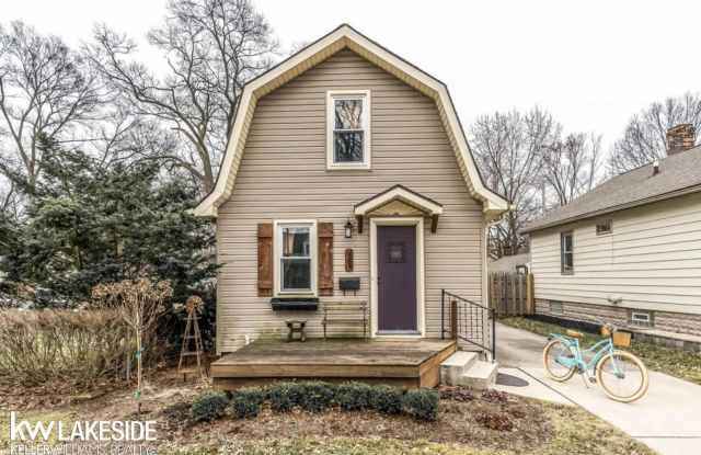 586 E Oakridge