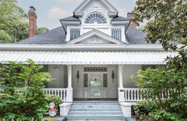 Photo of Charming Fully Furnished historic home located downtown Opelika!