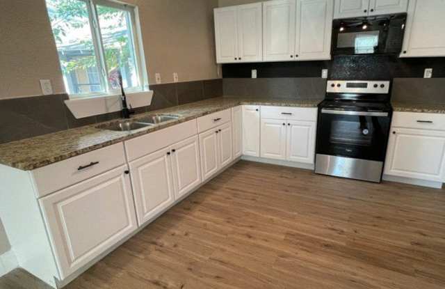 2815 Saunders