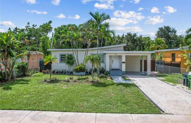 Photo of 1370 NE 133rd St