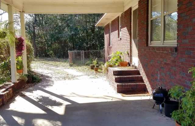 Three-Bedroom Corner Lot Home - Walking Distance to Park Circle