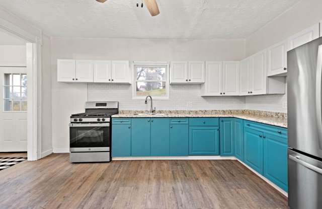 Stunning 2 bedroom home in Port Vue available August 1!